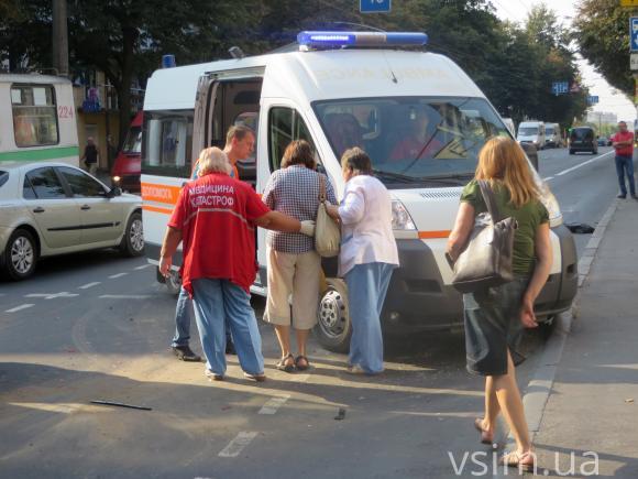 У Хмельницькому тролейбус потрапив в аварію - фото 2