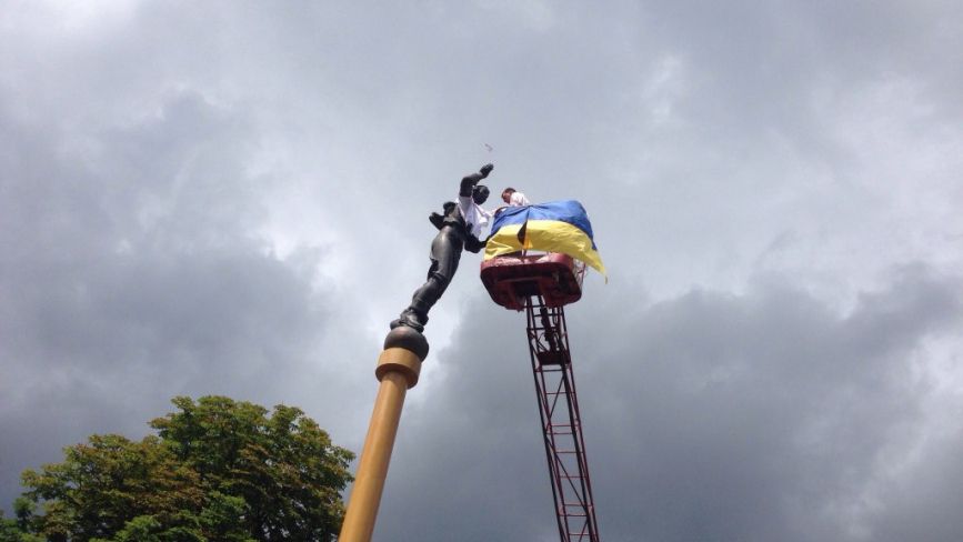 Пам’ятник українській пісні одягнули в вишиванку