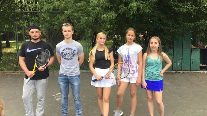 У паркових турнірах з великого тенісу дівчата продовжують перемагати юнаків