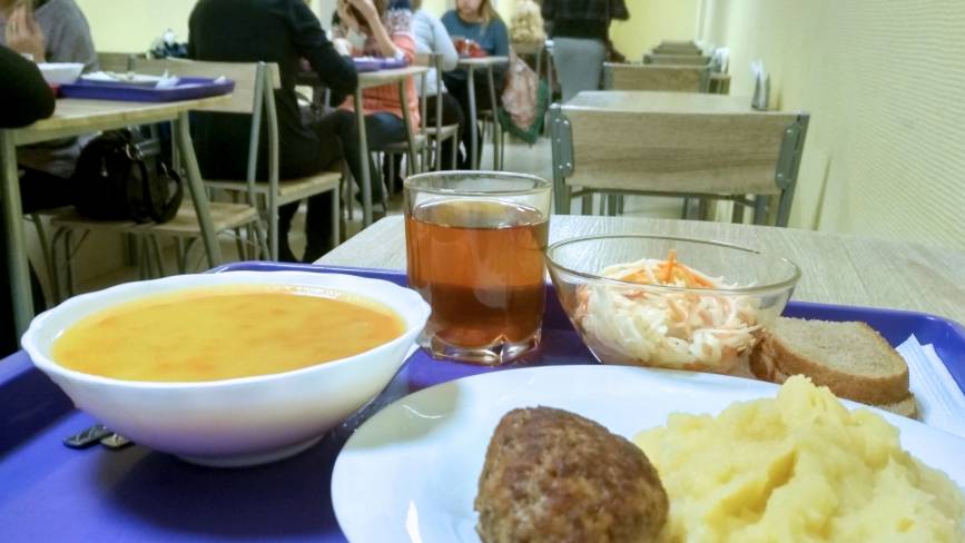 Рейд по їдальням: Як годують у «Просторі їжі» на Супутнику