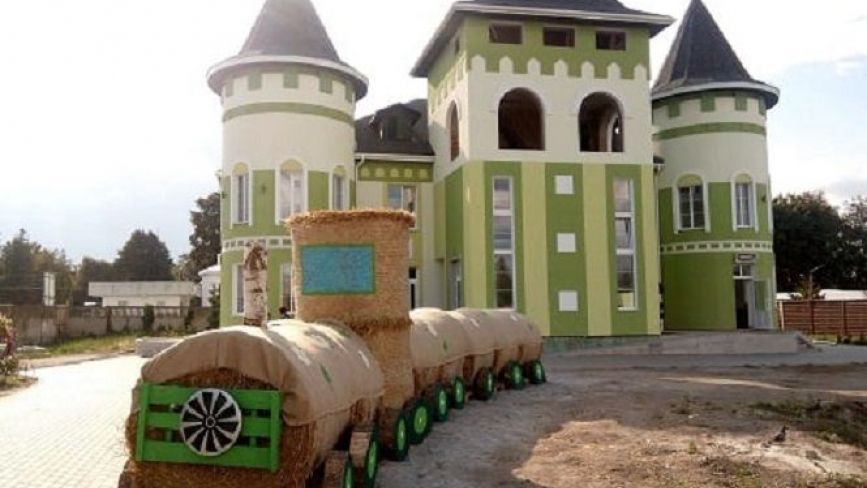У Подільському зоопарку створили солом'яний потяг-оберіг
