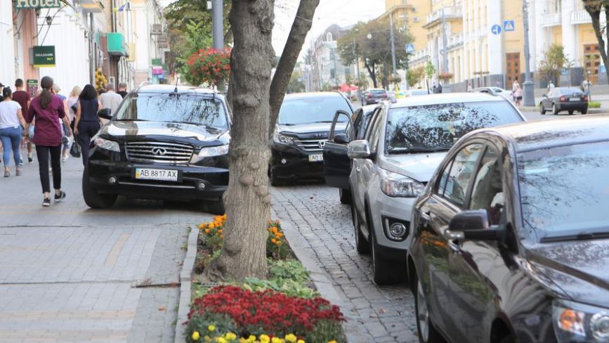 Платні парковки зроблять на десяти вулицях Вінниці. Де саме і як скоро?