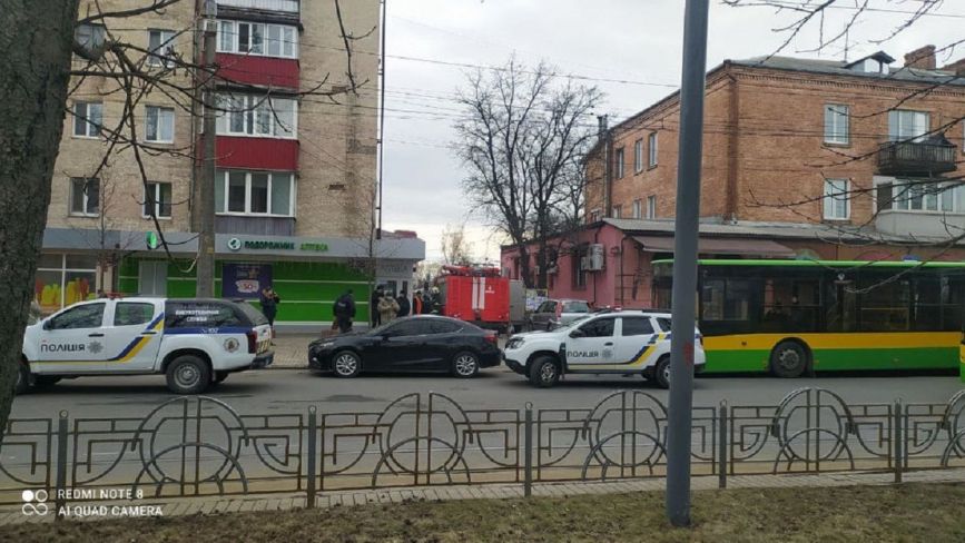 Поліція, вибухотехніки та рятувальники. Що відбувається на Пирогова?
