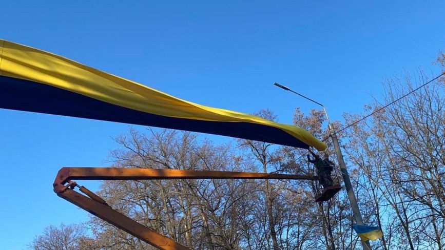 На в'їзді до Калинівки розтягнули 25-метровий прапор України