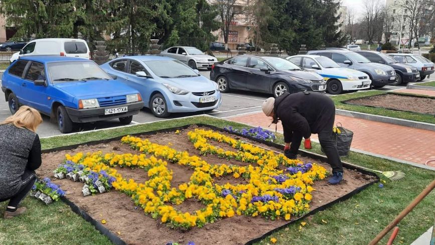 У Ладижині з квітів створили живий герб України. ФОТО ДНЯ