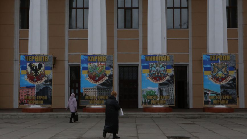 ФОТО ДНЯ. Будинок офіцерів прикрасили плакатами з містами-героями України
