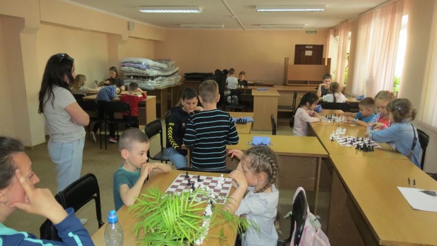 У Вінниці триває шаховий всеобуч для юних вимушених переселенців. Грати навчають «з нуля»