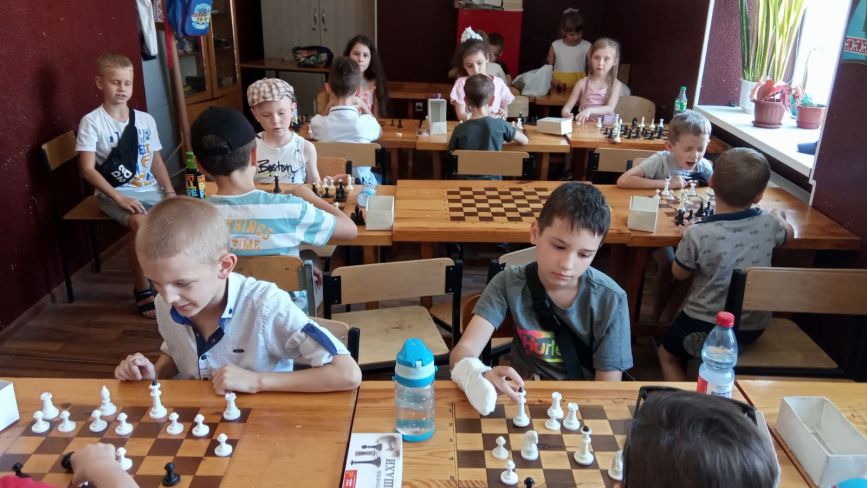 Із новачків — у гросмейстери. Вимушені переселенці активно записуються до шахової школи