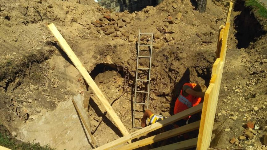 Напроти Кафедрального собору робітники, які копали траншею, знайшли підземний хід