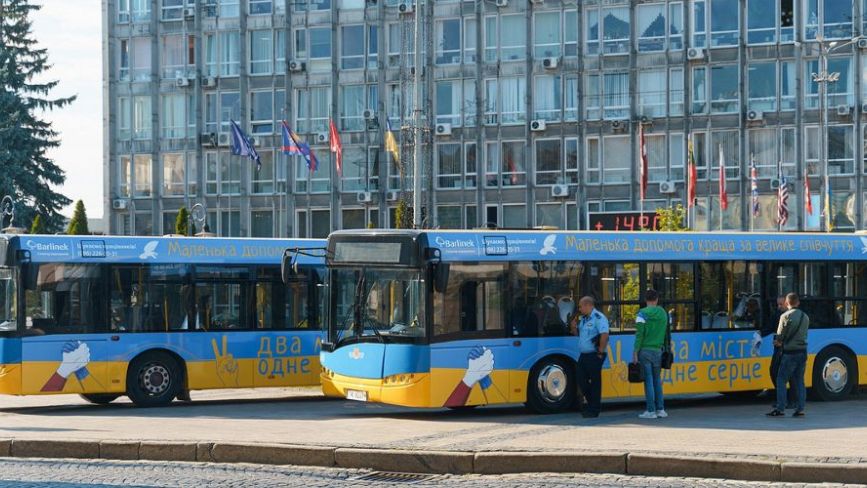 Місто-побратим Кельце подарувало Вінниці два автобуси й передало три тонни гумдопомоги