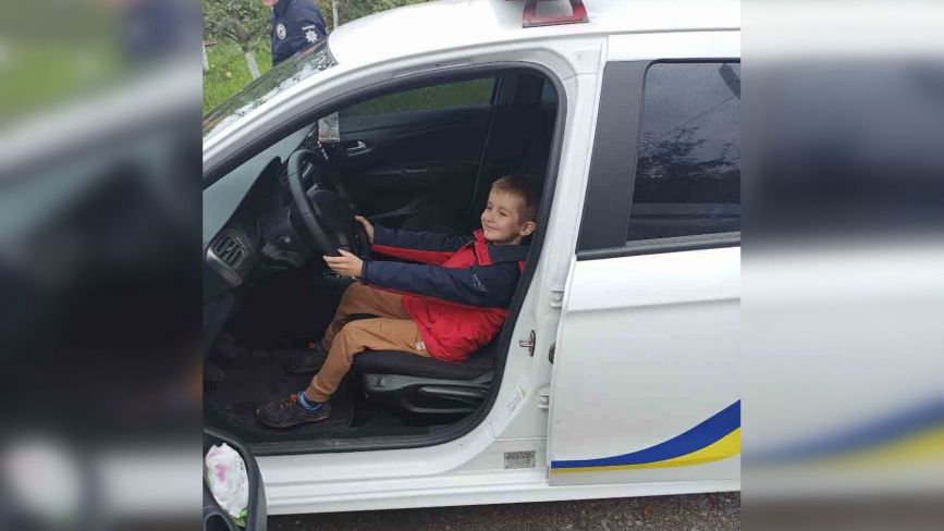 Козятинські поліцейські привітали з днем народження маленького Макара, що хоче стати копом