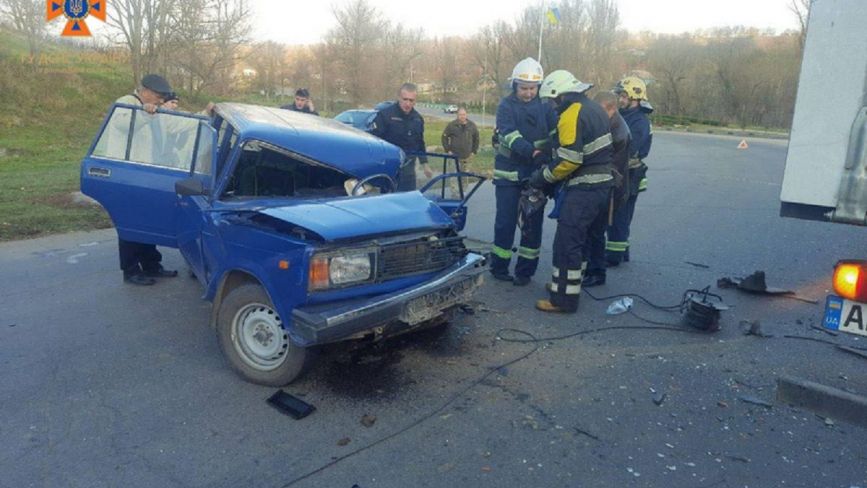 У салоні «ВАЗ» затисло водія: на Вінниччині зіткнувся легковик та вантажівка