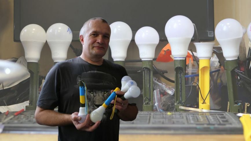 «Хлопці з фронту постійно їх просять»: вінничанин на 3D принтері виготовляє бліндажні ліхтарі