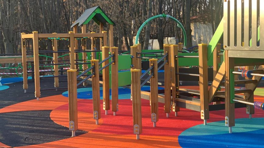 У Вишенському парку оновили інклюзивний дитячий майданчик