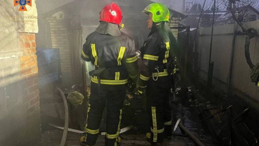 На Барвистій 11 рятувальників приборкували пожежу на приватному обійсті