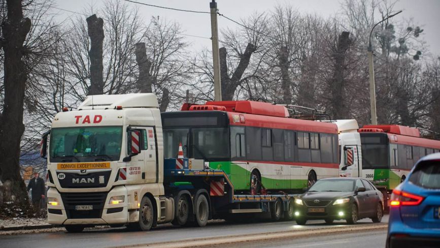 ФОТО ДНЯ: як везуть до Вінниці нові тролейбуси та трамваї