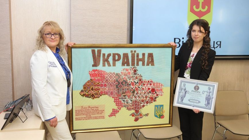 Національний рекорд України: 15-річна вінничанка вишила мапу країни