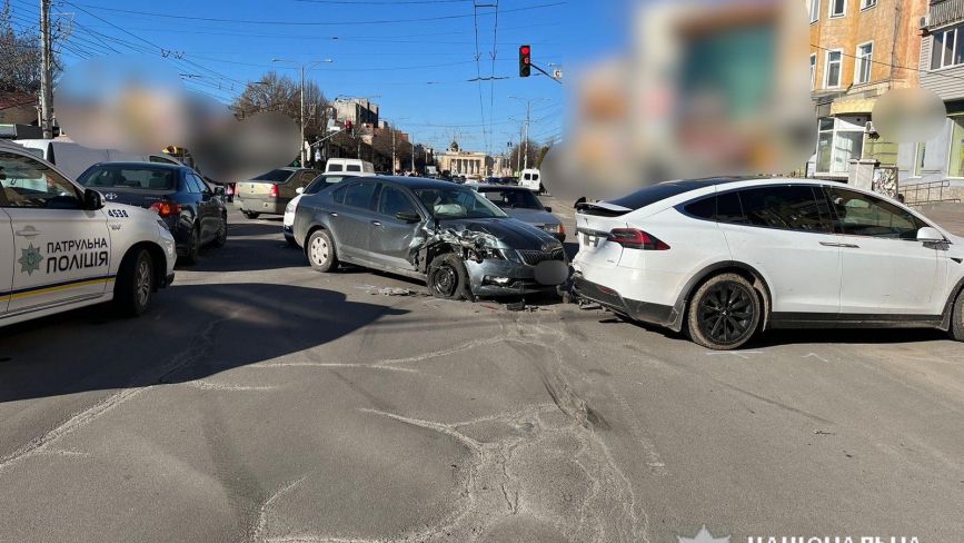 На Коцюбинського зіткнулися три авто: Tesla, Skoda та Toyota. Є потерпілий