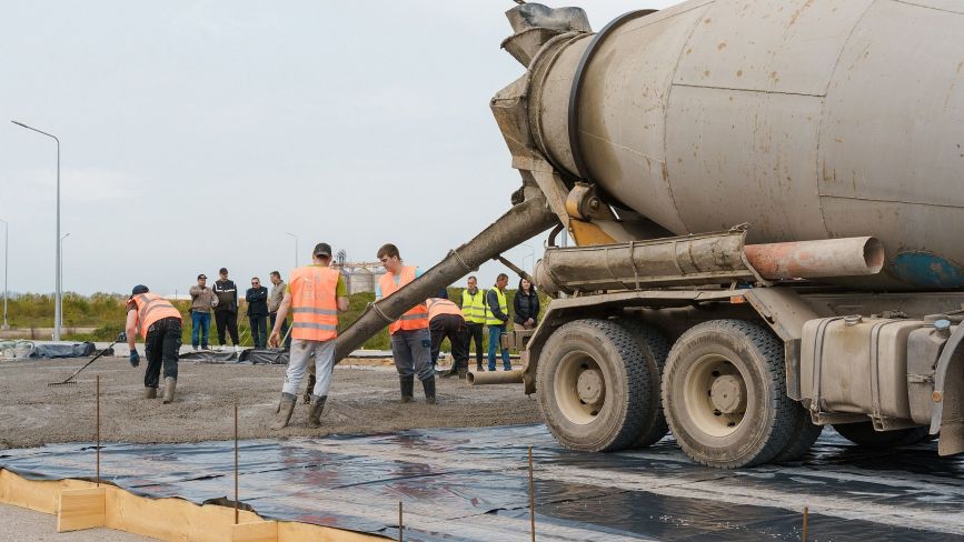 На Проектній будівельники почали заливати бетоном дорогу товщиною 65 см