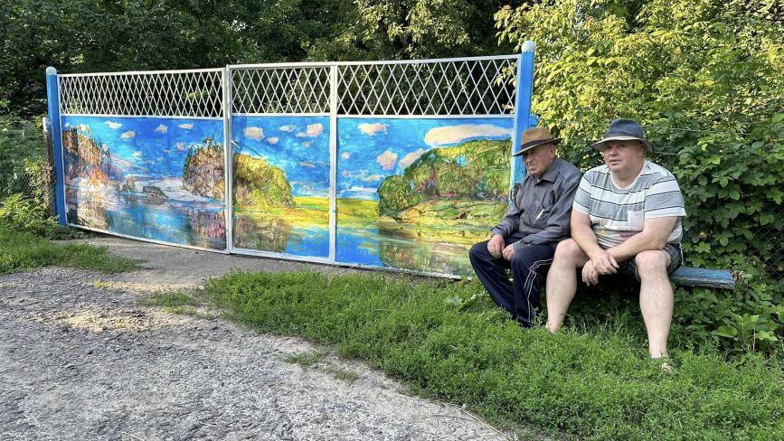 На виконання чотири години... Як народний художник України розмалював батькові ворота