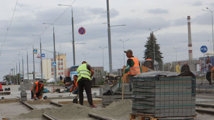Трамвайні колії прокладені вздовж всієї вулиці: як виглядає реконструкція на Батозькій