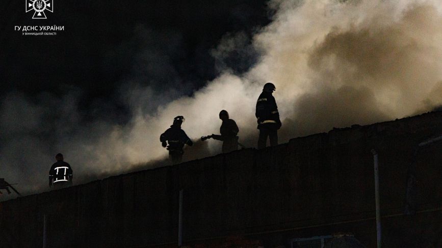 Масштабна пожежа на території критого ринку в Хмільнику. Що відомо?