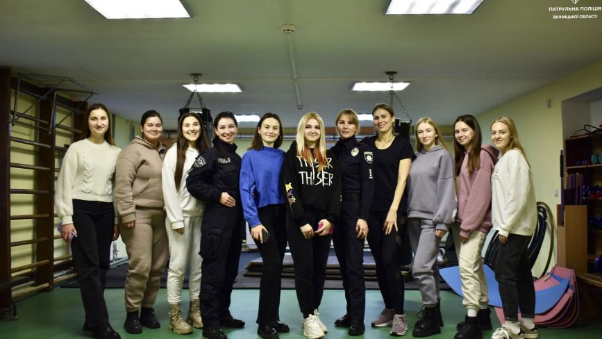 Патрульні провели курс самооборони для вінницьких студенток
