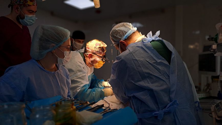 Понад 12 годин хірурги «Пироговки» оперували пацієнтку зі складною онкологічною патологією