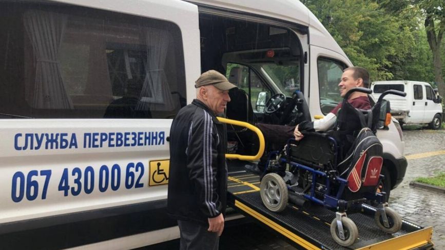 У Вінниці працює безкоштовна служба супроводу та служба перевезення осіб на кріслах колісних