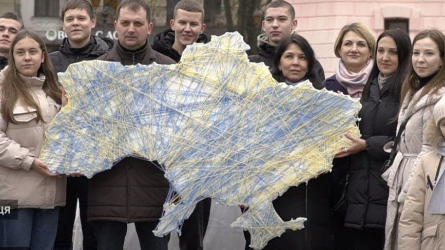 У Вінниці створили синьо-жовту карту України з кольорової пряжі