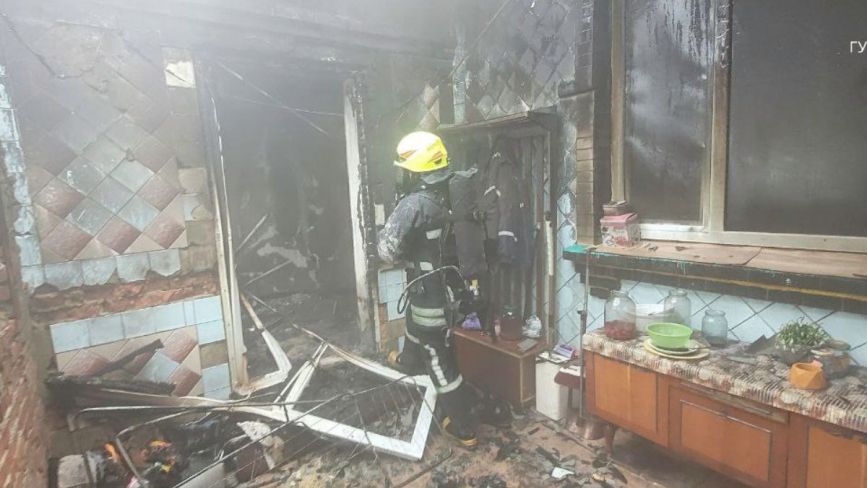 Сім вогнеборців приборкали пожежу у Тульчинській громаді. Вогонь встиг наробити лиха