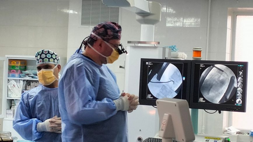 Кардіохірурги видалили металеві уламки з працюючого серця пацієнта
