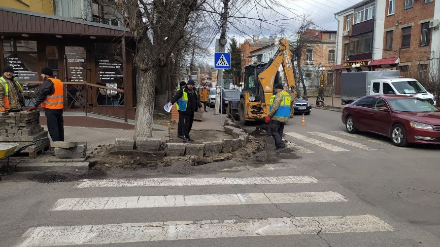 Для зручності маломобільних мешканців: у Вінниці почали ремонтувати тротуари