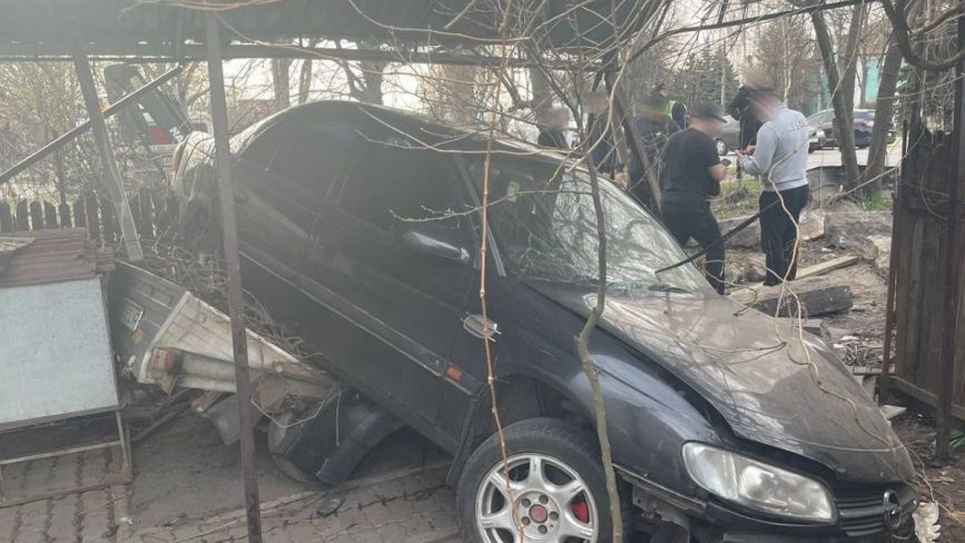 Подробиці ДТП на Лебединського: три побиті машини, знесений паркан та потерпілий