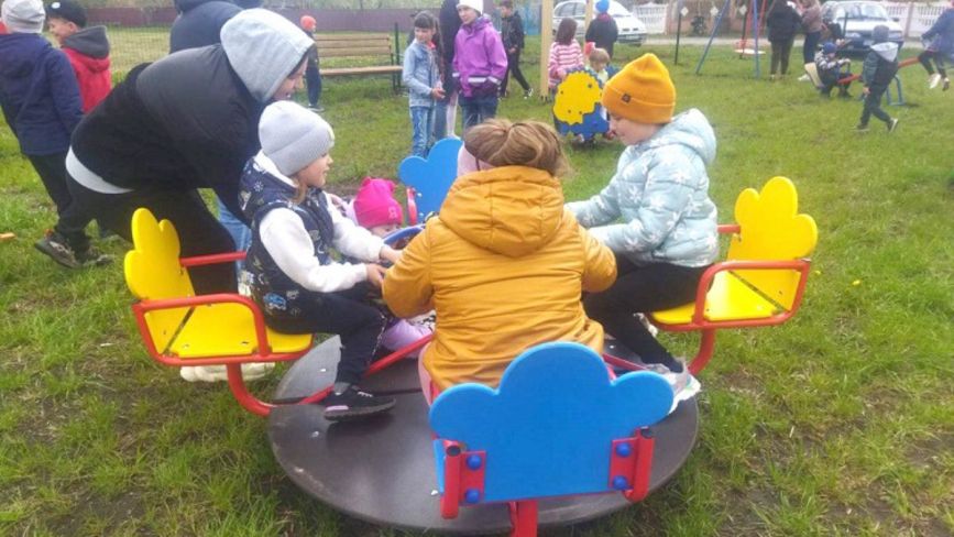 Батьки загиблого Героя подарували дитячий ігровий майданчик громаді на Вінниччині