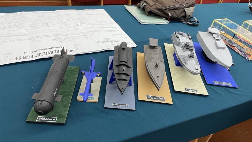 Моделі морських дронів і корвету «Вінниця».  Фінішував чемпіонат з судномодельного спорту