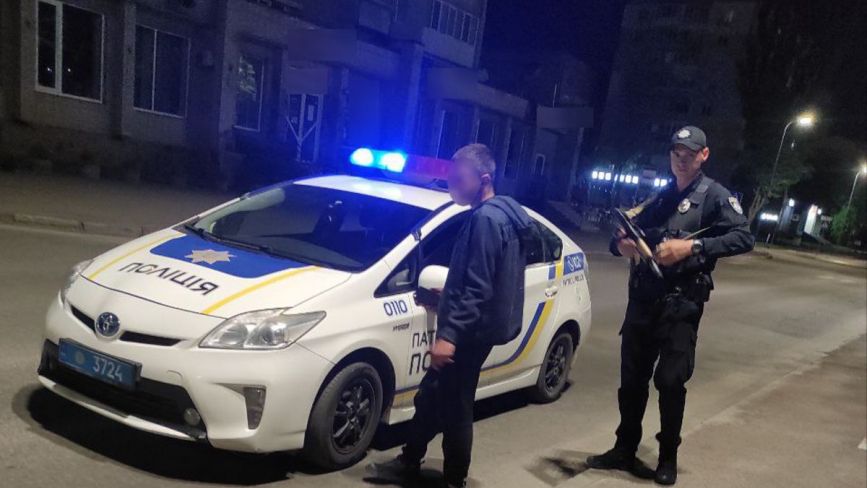 Нічний дебош у Вінниці: п'яні хулігани розбили вікно та шуміли у під'їзді