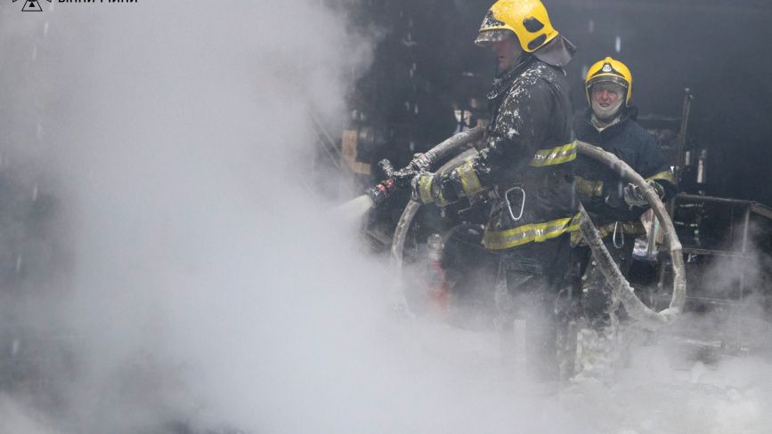 Надзвичайники Вінниччини показали кадри гасіння пожежі після влучання в об'єкт інфраструктури