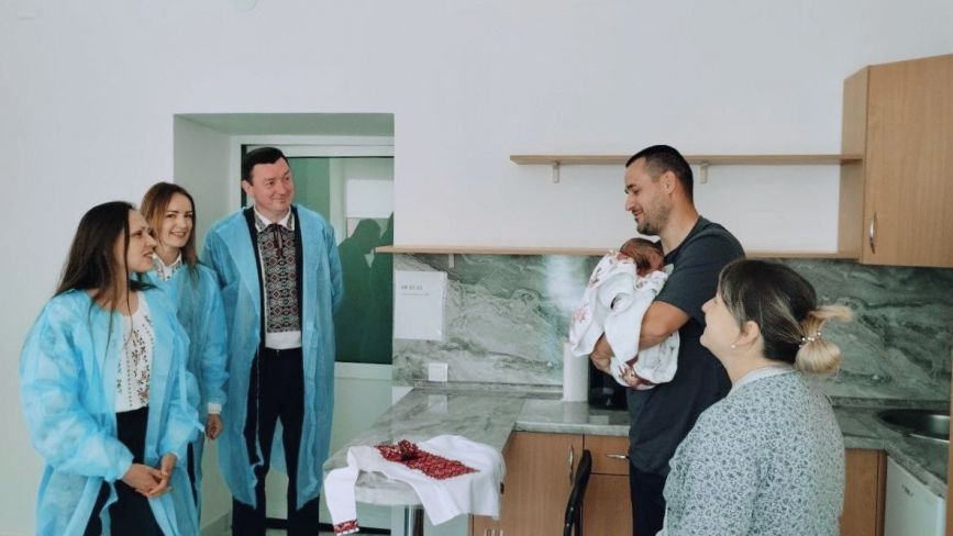 Цій традиції дев'ять років: судді подарували сорочки-обереги немовлятам, які народилися у Вінниці
