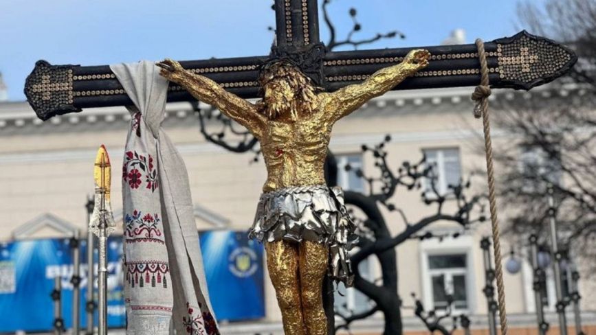 Виготовлений з 20 тисяч уламків артснарядів: у центрі міста презентували «Хрест Миру»