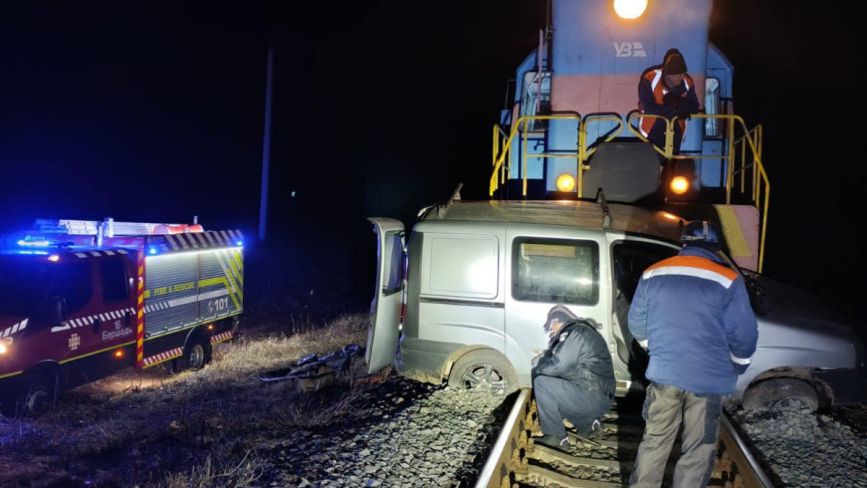 Нічна аварія на залізничних коліях: загинув водій, його дружина у важкому стані