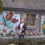 Чоловік у Літині «розфарбував» свою хату кришечками від пластикових пляшок