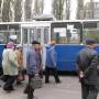 Вінничанці Дар’ї заважають пенсіонери в тролейбусі. Що пропонує зробити?