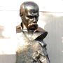 Пам’ятник Кобзареві у… гаражі. У Війтівці зібрали 828 підписів за «визволення» Шевченка з неволі