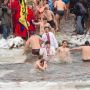 «Змивання» гріхів в ополонці. У ПЦУ засудили традицію купання на Водохреща