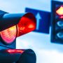 На найбільш завантажених та аварійних перехрестях працюють безперебійні світлофори