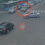 У центрі міста водій збив жінку. Відео аварії на перехресті вулиць Соборна та Миколи Оводова