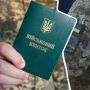 «Стій, стрілятиму!»: чоловіка не хотіли випускати з ТЦК та погрожували зброєю