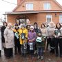 Родина переселенців, яка виховує 10 дітей-сиріт, отримала новий будинок