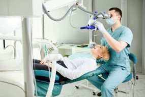 Що таке лікування зубів під мікроскопом та куди звернутися у Вінниці? (партнерський проєкт)